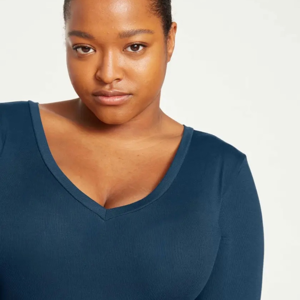 Universal Standard Foundation Long Sleeve V-neck Tee L 22-24